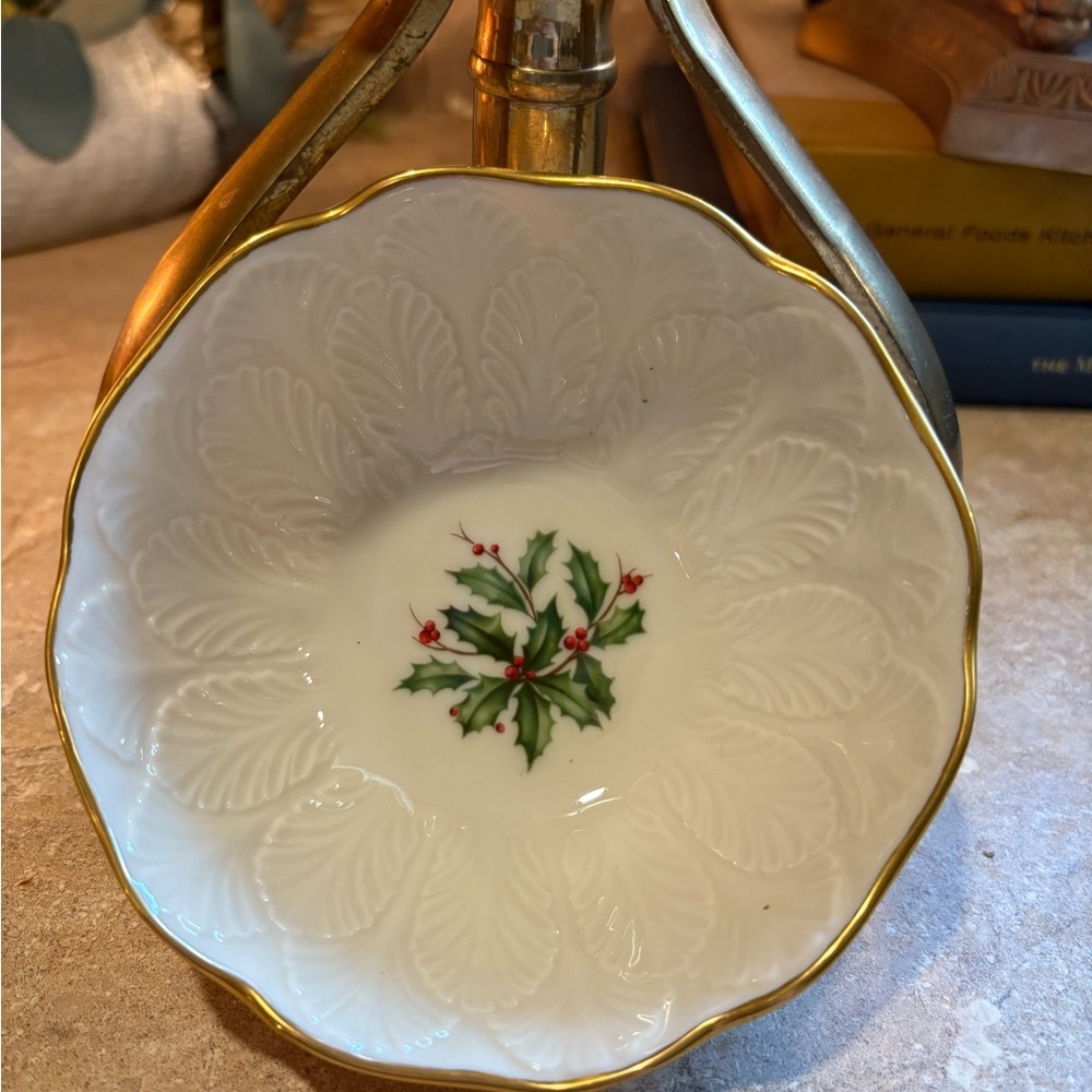 Lenox nut bowl “Holiday” holly berry design. - Picture 2 of 7